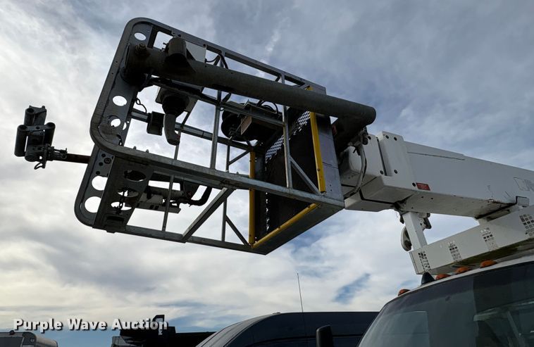 image for item YA1967 2007 Chevrolet C7500 cable placer bucket truck