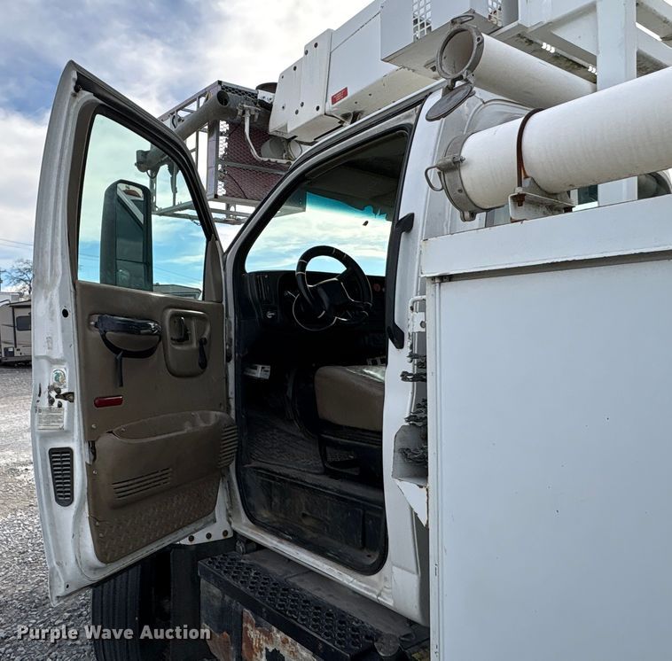 image for item YA1967 2007 Chevrolet C7500 cable placer bucket truck