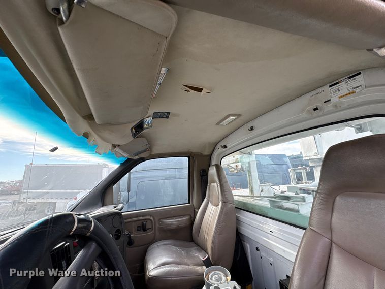 image for item YA1967 2007 Chevrolet C7500 cable placer bucket truck