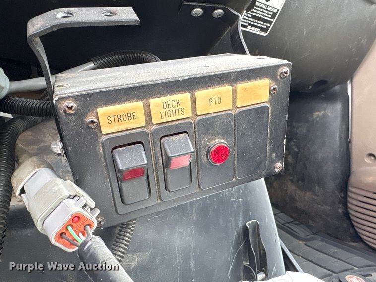 image for item YA1967 2007 Chevrolet C7500 cable placer bucket truck