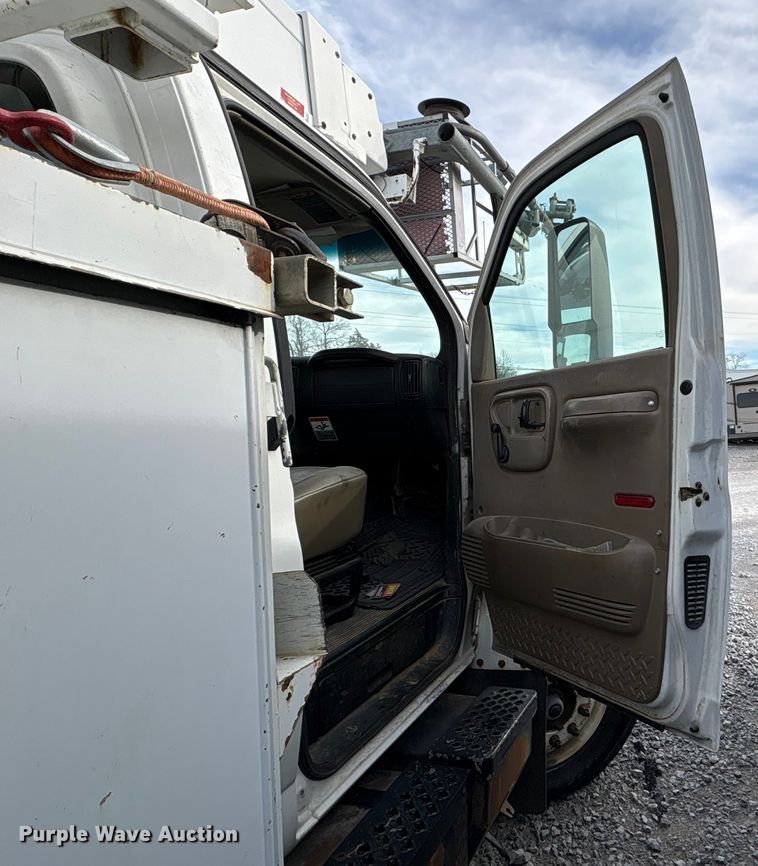 image for item YA1967 2007 Chevrolet C7500 cable placer bucket truck