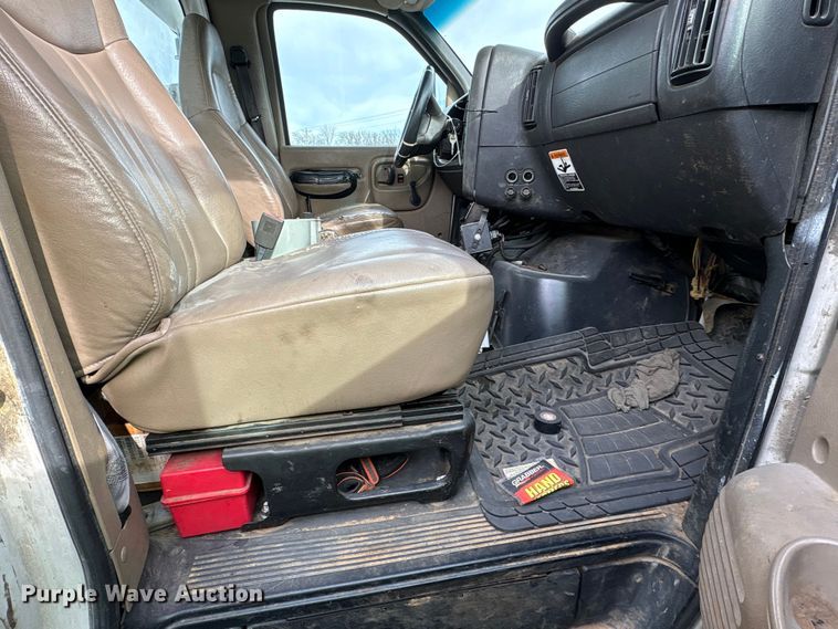 image for item YA1967 2007 Chevrolet C7500 cable placer bucket truck