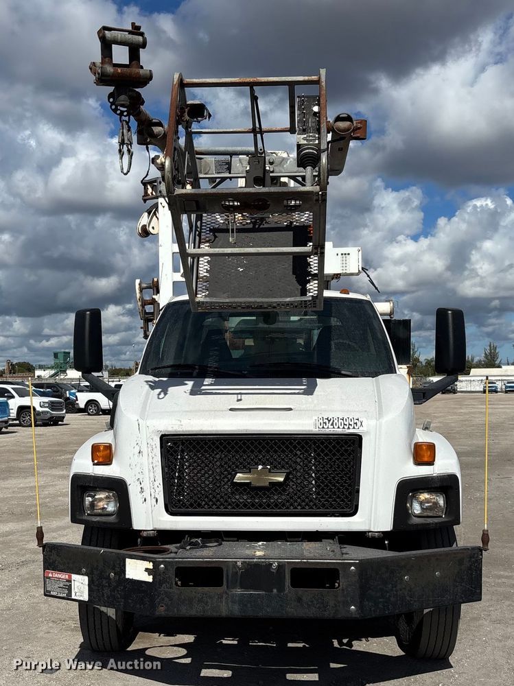 image for item YA1968 2007 Chevrolet C7500 cable placer bucket truck