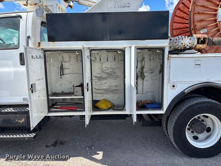 image for item YA1968 2007 Chevrolet C7500 cable placer bucket truck