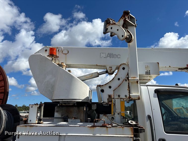 image for item YA1968 2007 Chevrolet C7500 cable placer bucket truck