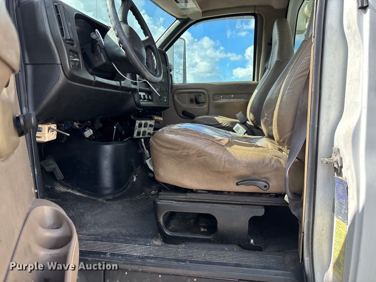 image for item YA1968 2007 Chevrolet C7500 cable placer bucket truck