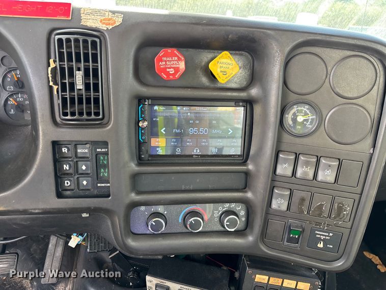 image for item YA1968 2007 Chevrolet C7500 cable placer bucket truck