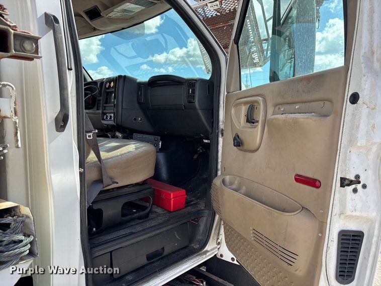 image for item YA1968 2007 Chevrolet C7500 cable placer bucket truck