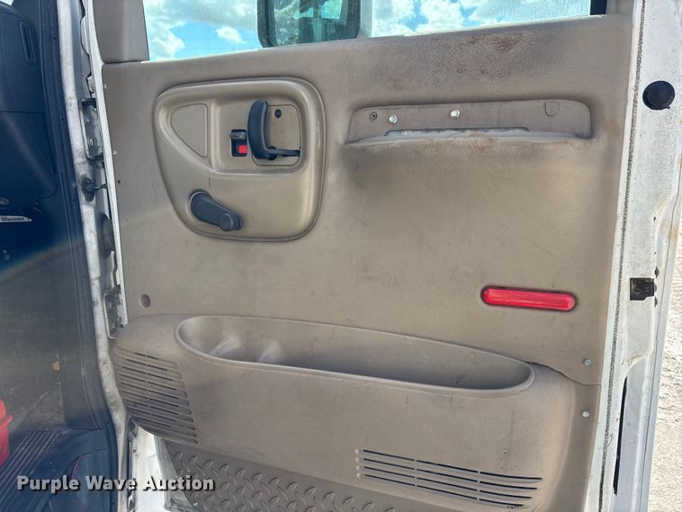 image for item YA1968 2007 Chevrolet C7500 cable placer bucket truck