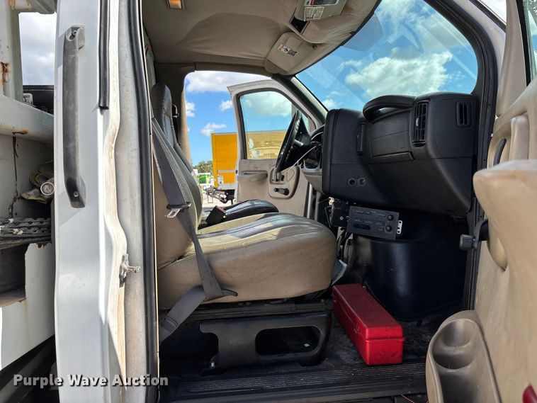 image for item YA1968 2007 Chevrolet C7500 cable placer bucket truck