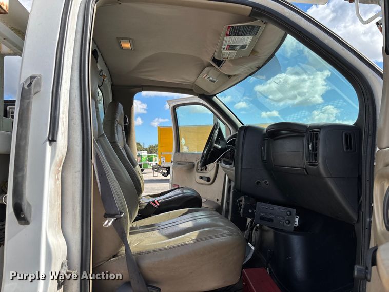 image for item YA1968 2007 Chevrolet C7500 cable placer bucket truck