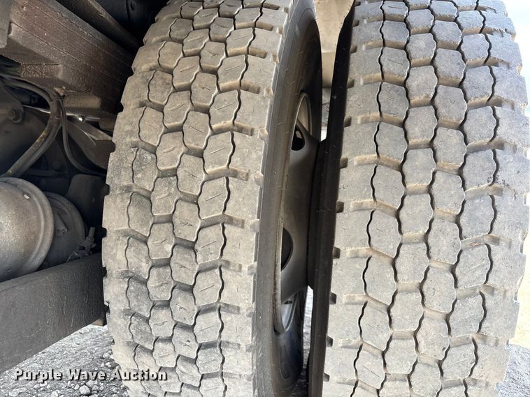 image for item YA1968 2007 Chevrolet C7500 cable placer bucket truck