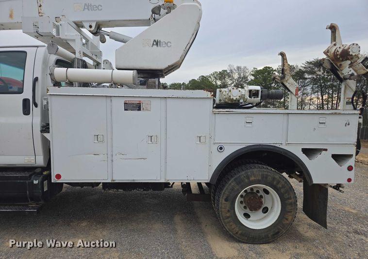 image for item YA1976 2007 Chevrolet C7500 cable placer bucket truck