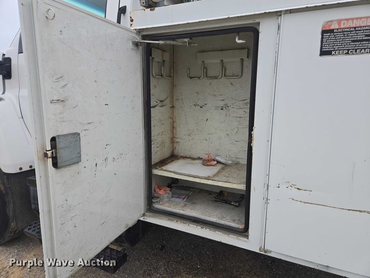 image for item YA1976 2007 Chevrolet C7500 cable placer bucket truck