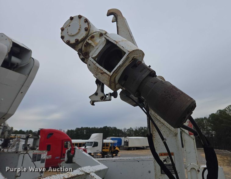 image for item YA1976 2007 Chevrolet C7500 cable placer bucket truck