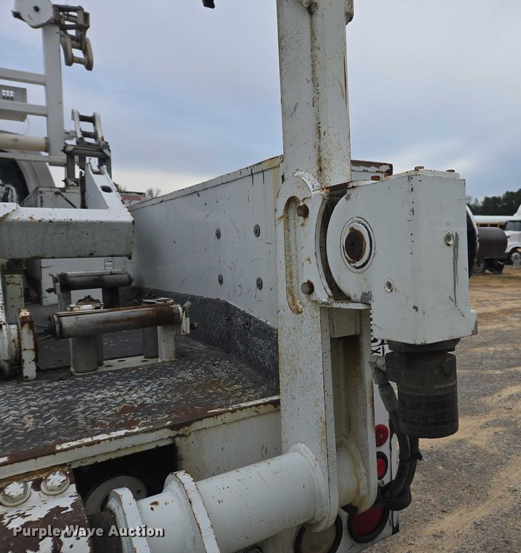 image for item YA1976 2007 Chevrolet C7500 cable placer bucket truck