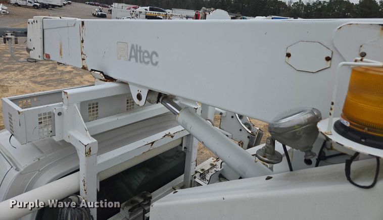 image for item YA1976 2007 Chevrolet C7500 cable placer bucket truck