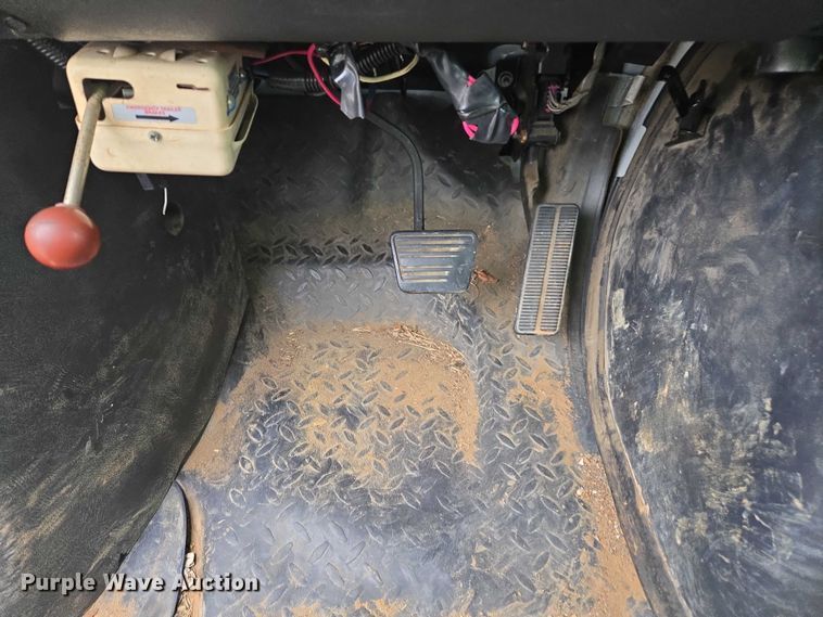 image for item YA1976 2007 Chevrolet C7500 cable placer bucket truck