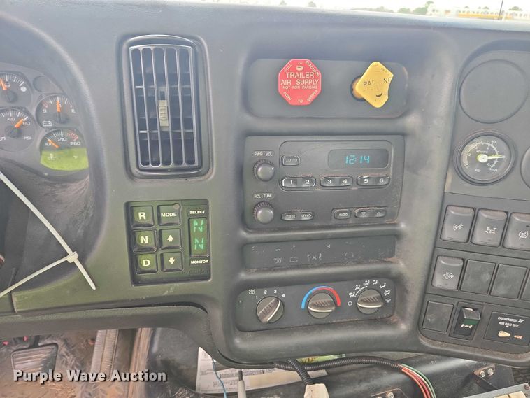 image for item YA1976 2007 Chevrolet C7500 cable placer bucket truck