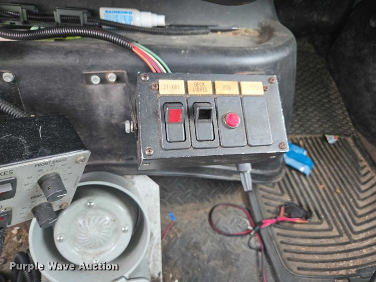 image for item YA1976 2007 Chevrolet C7500 cable placer bucket truck