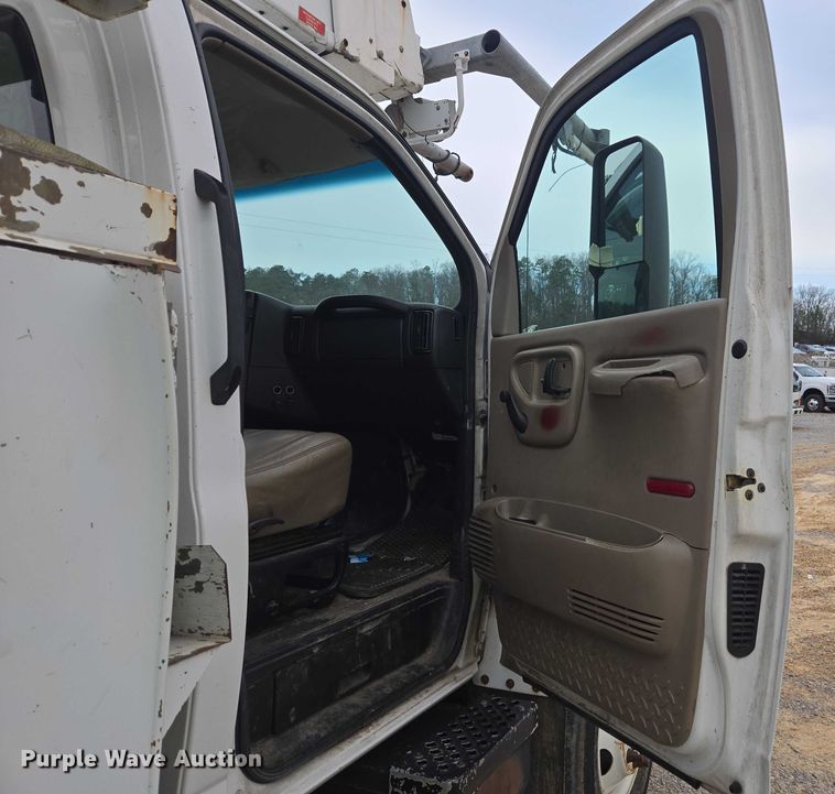 image for item YA1976 2007 Chevrolet C7500 cable placer bucket truck