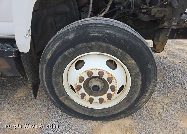 image for item YA1976 2007 Chevrolet C7500 cable placer bucket truck