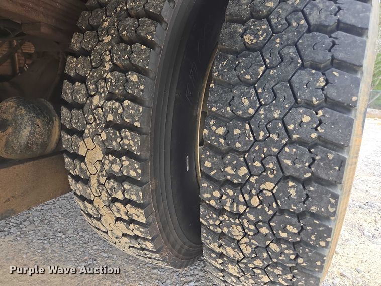 image for item YA1976 2007 Chevrolet C7500 cable placer bucket truck