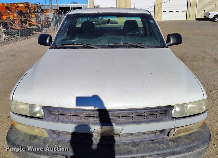 image for item DT0820 2000 Chevrolet Silverado 1500 pickup truck