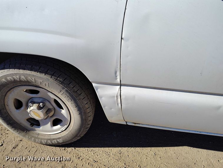 image for item DT0820 2000 Chevrolet Silverado 1500 pickup truck