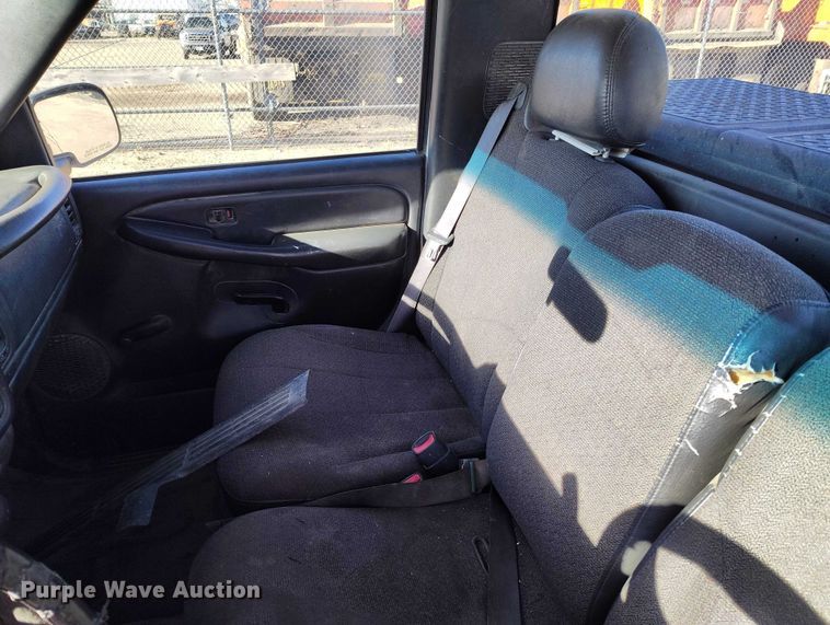 image for item DT0820 2000 Chevrolet Silverado 1500 pickup truck