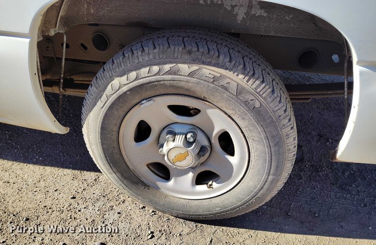image for item DT0820 2000 Chevrolet Silverado 1500 pickup truck