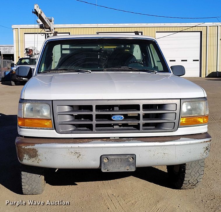 image for item DT0821 1997 Ford F250 flatbed pickup truck