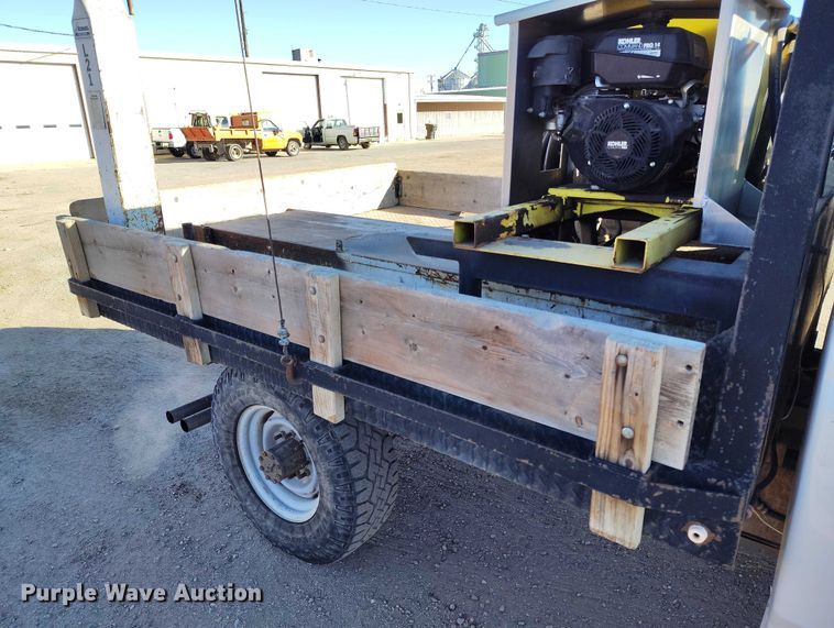 image for item DT0821 1997 Ford F250 flatbed pickup truck