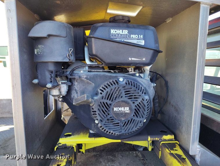 image for item DT0821 1997 Ford F250 flatbed pickup truck