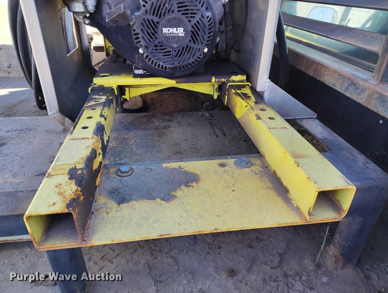 image for item DT0821 1997 Ford F250 flatbed pickup truck