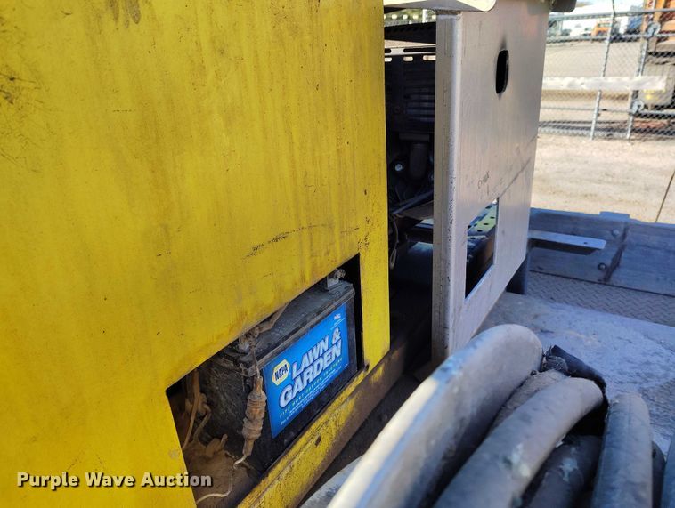 image for item DT0821 1997 Ford F250 flatbed pickup truck