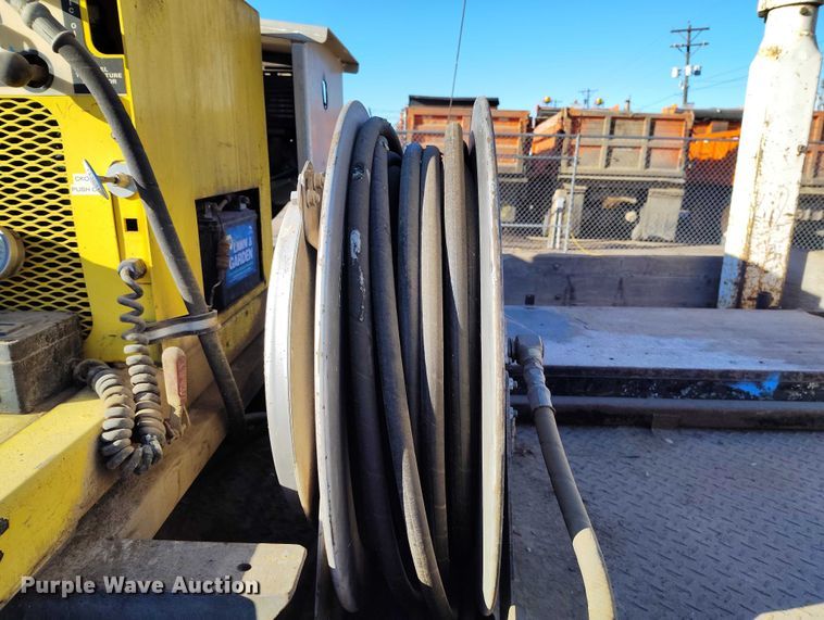 image for item DT0821 1997 Ford F250 flatbed pickup truck