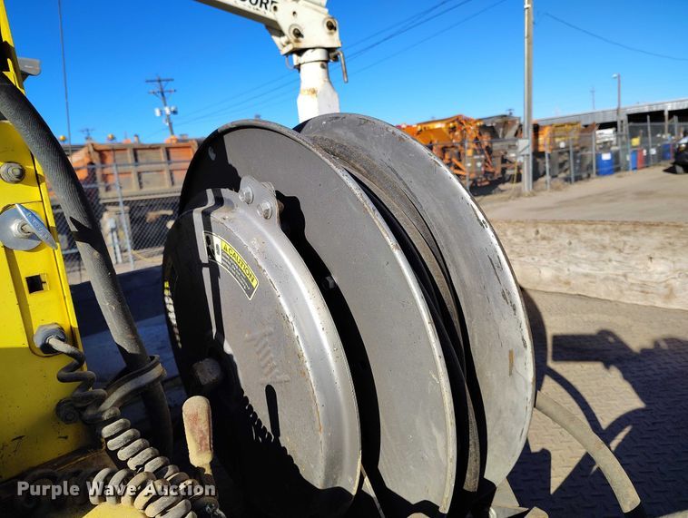 image for item DT0821 1997 Ford F250 flatbed pickup truck