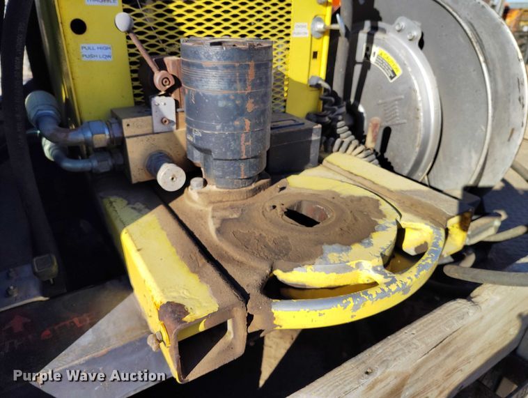 image for item DT0821 1997 Ford F250 flatbed pickup truck