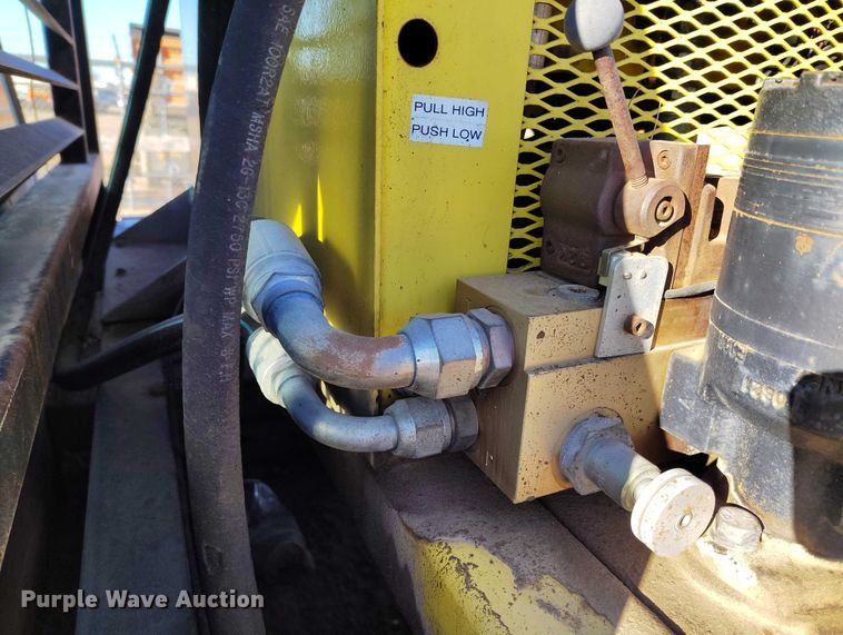 image for item DT0821 1997 Ford F250 flatbed pickup truck