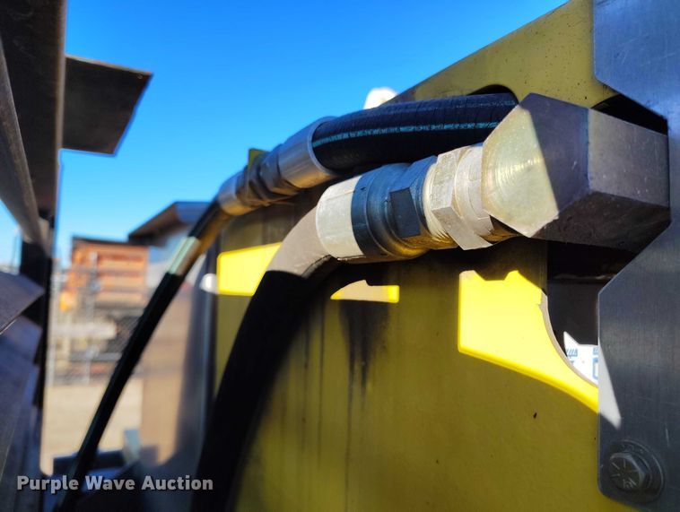 image for item DT0821 1997 Ford F250 flatbed pickup truck