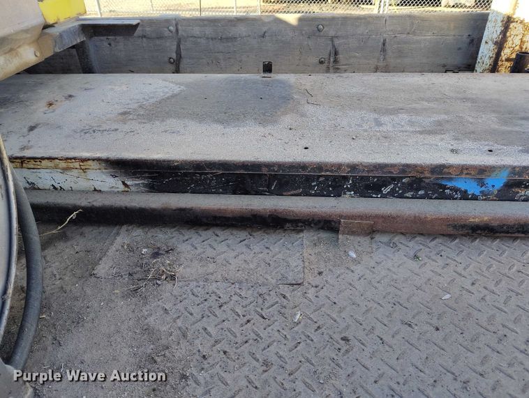 image for item DT0821 1997 Ford F250 flatbed pickup truck