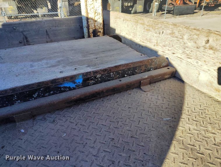 image for item DT0821 1997 Ford F250 flatbed pickup truck