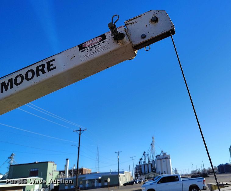 image for item DT0821 1997 Ford F250 flatbed pickup truck