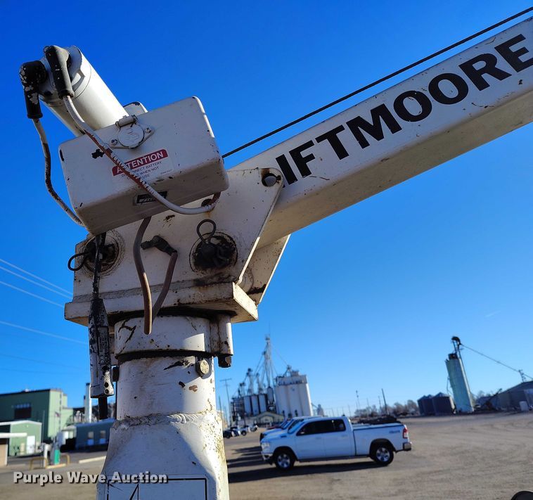 image for item DT0821 1997 Ford F250 flatbed pickup truck