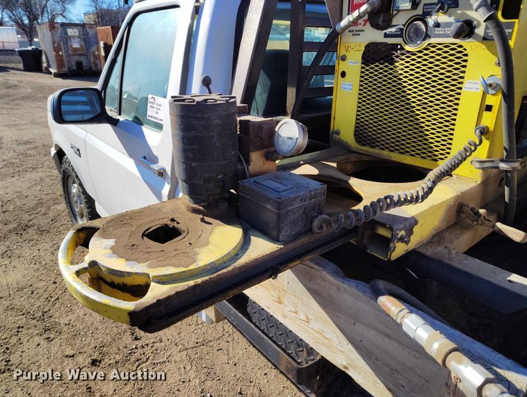 image for item DT0821 1997 Ford F250 flatbed pickup truck