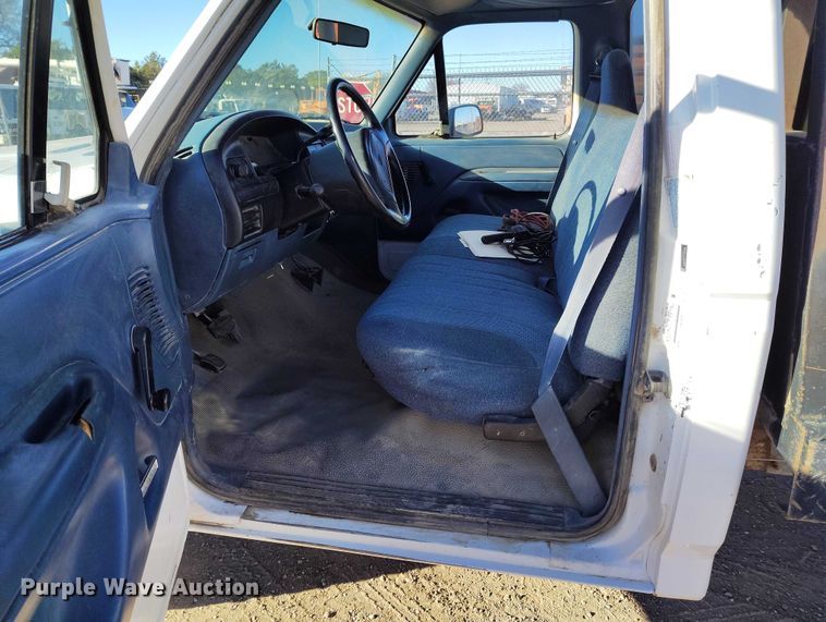 image for item DT0821 1997 Ford F250 flatbed pickup truck