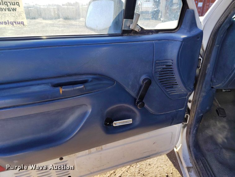 image for item DT0821 1997 Ford F250 flatbed pickup truck