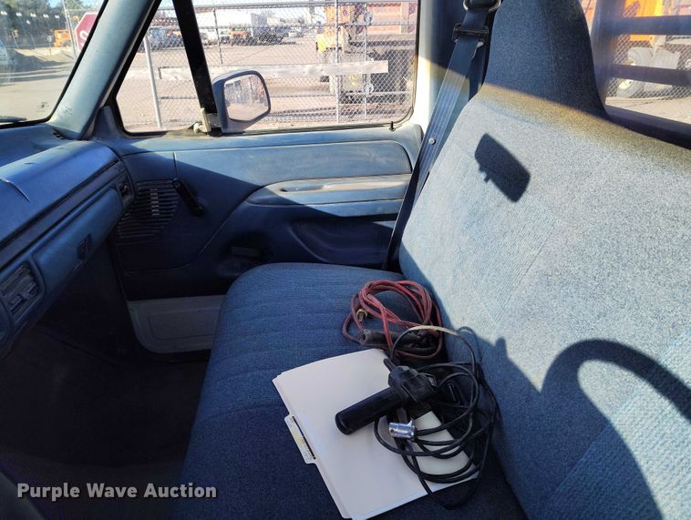 image for item DT0821 1997 Ford F250 flatbed pickup truck