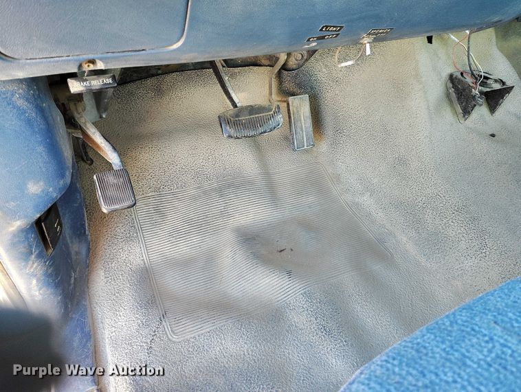 image for item DT0821 1997 Ford F250 flatbed pickup truck